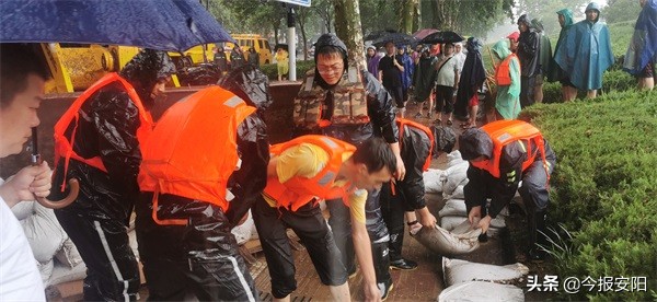 安陽益和熱力集團30人搶險隊逆流而上，奮戰在抗洪一線
